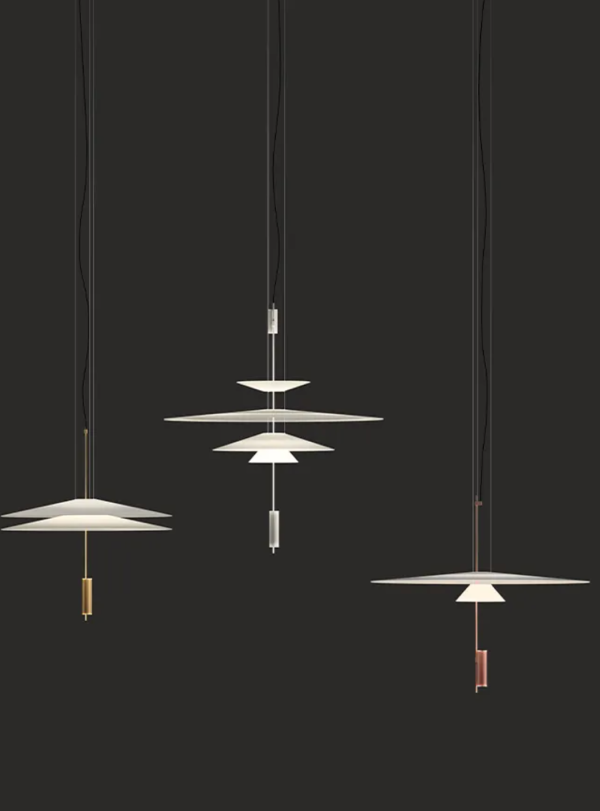 Suspensions design aux formes géométriques superposées diffusant une lumière douce, présentées sur fond noir.