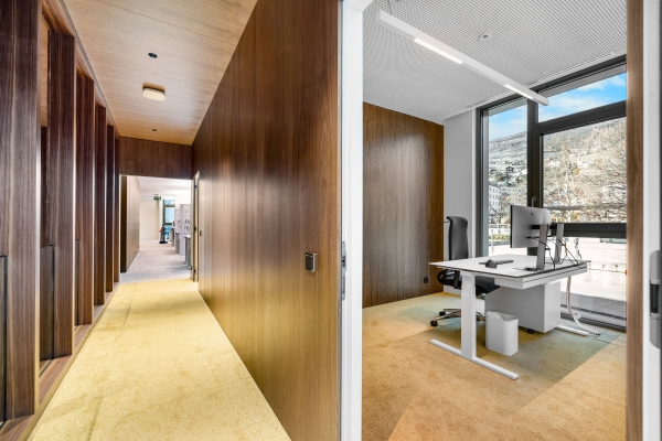Long couloir avec une vue sur un bureau