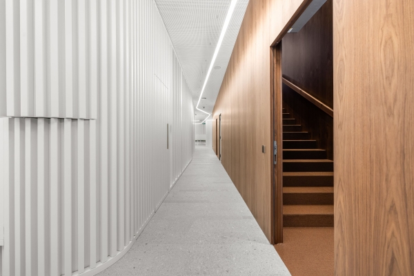 Long couloir avec bandeau LED