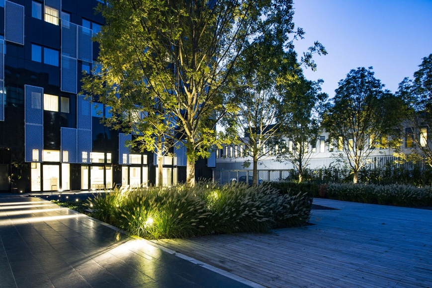 The perfect choice for lighting your pathways, courtyards and gardens: compact and invisible