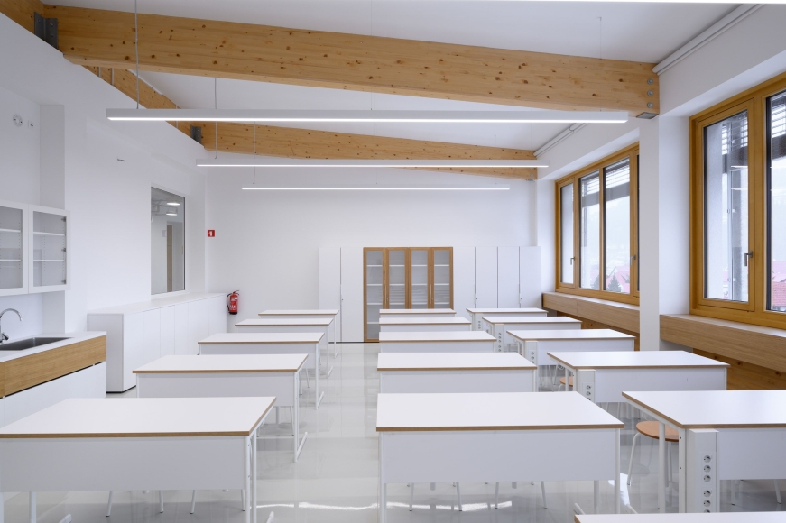 Flexibilité et polyvalence : un luminaire linéaire, simple et neutre pour tous vos projets d'éclairage