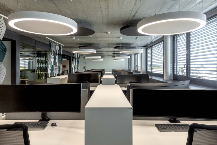 Dès la planification des nouveaux espaces pour une importante société à Lausanne, nous avons intégré les luminaires Acousto dans le projet. Ceci représente une solution 2-en-1 pour éclairer et réduire le bruit, surtout dans les espaces ouverts comme les open-spaces où les conditions de travail sont plus exposées.