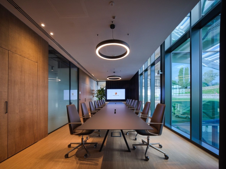 Created by the brand Intra-Lighting, the "Wave Round" luminaire is an original and versatile solution that pushes the boundaries of lighting design. With its innovative design, it adds an artistic and contemporary touch to any architectural environment. The "Wave Round" luminaire is much more than just a lighting device; it is a true work of art that transforms the space into a unique visual experience. With its bold design and superior functionality, it is sure to inspire admiration and stimulate the creativity of designers and architects alike.