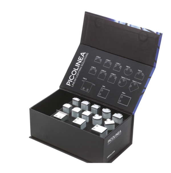 Boîte de présentation Picolinea contenant des échantillons de modules d’éclairage linéaire.