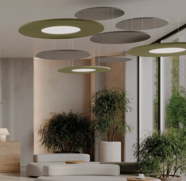 Espace contemporain avec des luminaires acoustiques circulaires Akúslim suspendus au plafond, alliant design épuré, éclairage doux et confort acoustique.