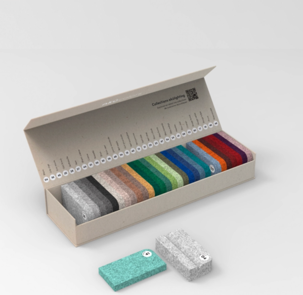 Boîte d’échantillons Akulighting présentant 30 couleurs de feutres acoustiques recyclés, allant des tons neutres aux teintes vives, pour des combinaisons créatives et variées.