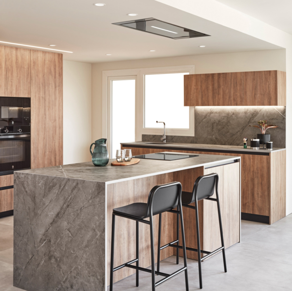Cuisine contemporaine éclairée par des spots encastrés Arkoslight Swap, offrant un éclairage précis et homogène pour un espace fonctionnel et élégant.