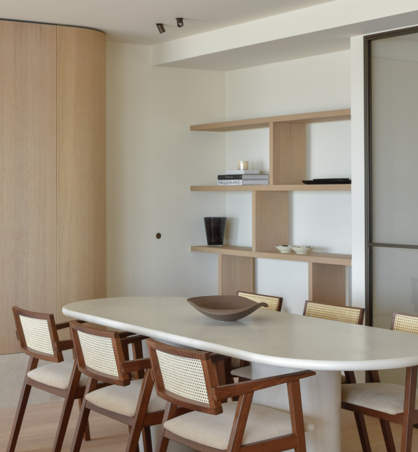 Salle à manger élégante mettant en valeur les projecteurs de plafond Prado Mini Short, offrant un éclairage précis et subtil qui souligne les lignes épurées et les matériaux naturels de l’espace.