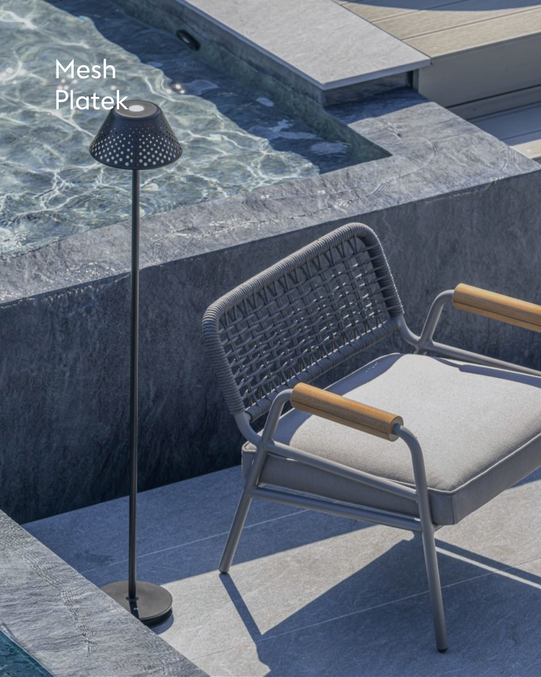 Lumière extérieur au bord de la piscine