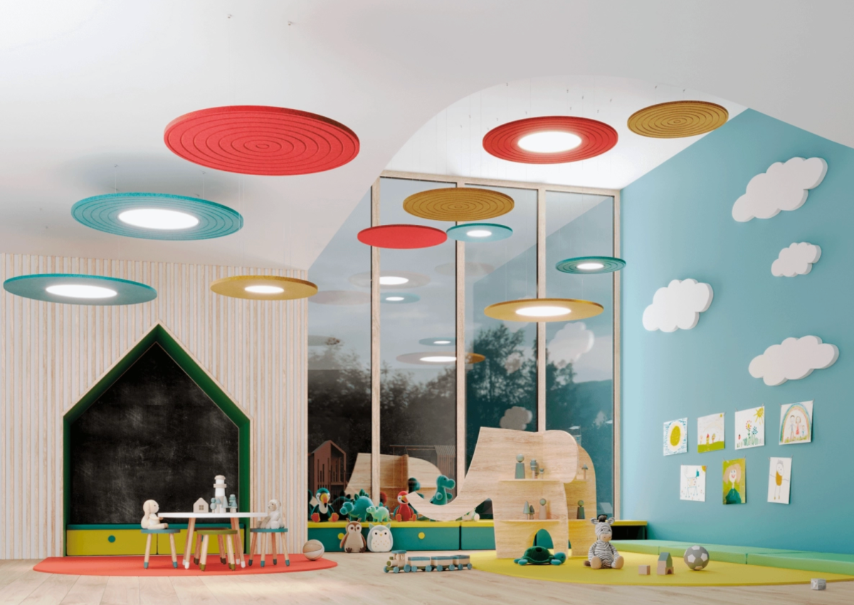 Luminaires acoustiques Akulighting colorés dans une salle de jeux pour enfants, alliant éclairage et confort sonore.