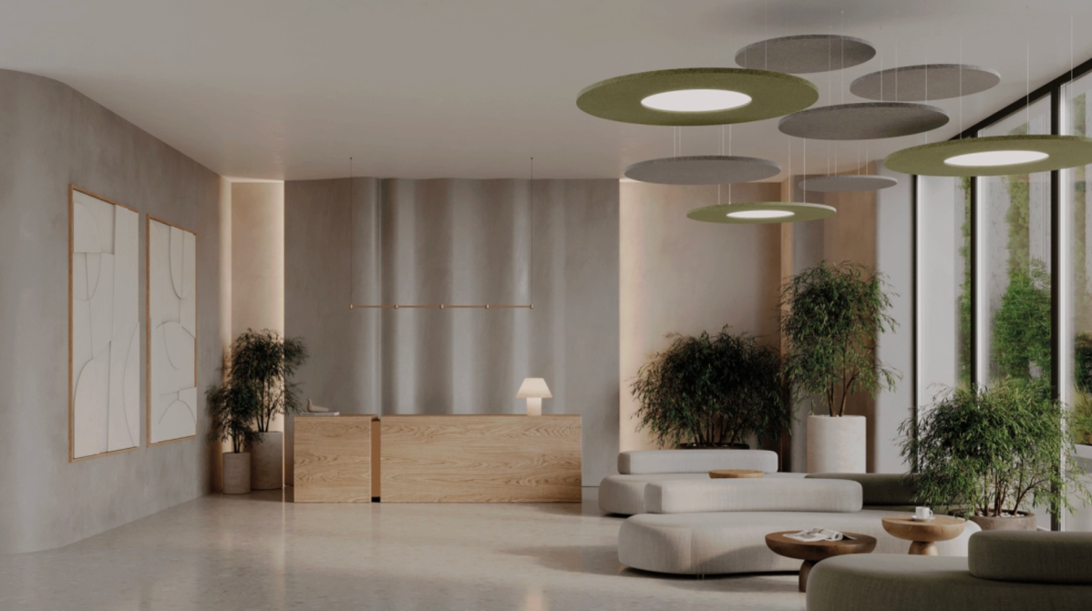 Espace d’accueil moderne et épuré avec des luminaires acoustiques Akulighting suspendus au plafond, alliant éclairage doux et design contemporain dans des tons verts et gris.
