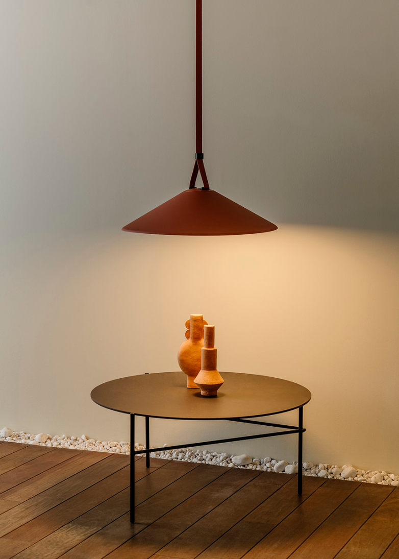 Plusminus de Vibia: Single textile conductrice et luminaire en forme conique.