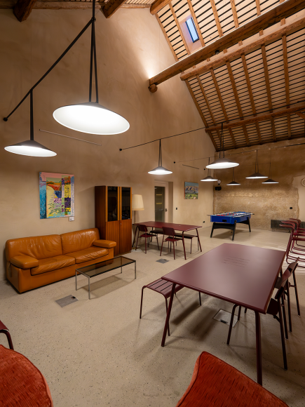 Le luminaire Plusminus de Vibia a été installé dans l’aire de jeux pour enfants ainsi que dans le grand hall central, apportant une solution d’éclairage à la fois fonctionnelle et esthétique.