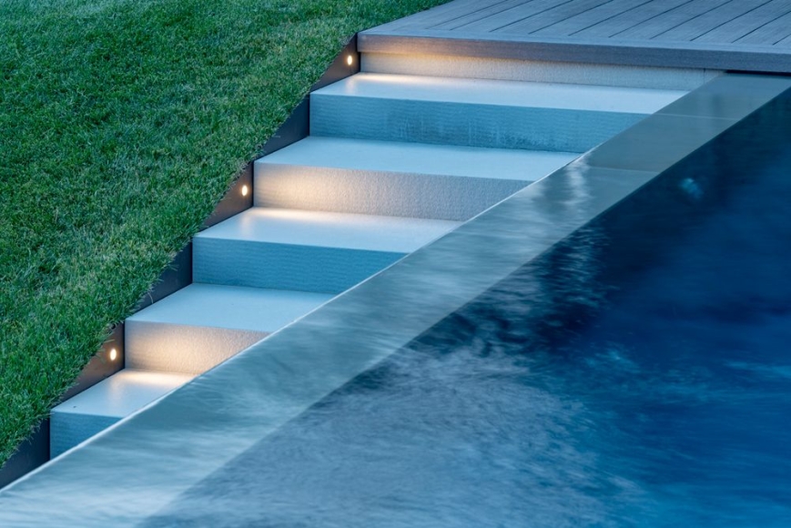 Un cheminement de jardin bien éclairé transforme chaque promenade en une expérience magique. Le luminaire Nano à lumière rasante de Platek vous pouvez créer des allées lumineuses, soulignant le tracé du jardin tout en apportant une touche esthétique et fonctionnelle. Que ce soit pour guider vos pas la nuit ou pour mettre en valeur les contours de vos parterres de fleurs et de végétation, l'éclairage assure sécurité et beauté.