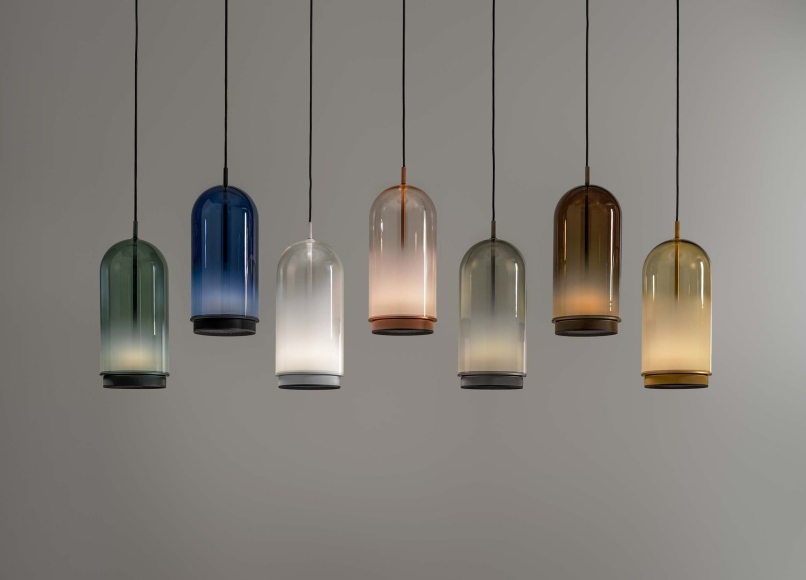 Le cœur de la lampe dissimule une double source lumineuse, qui diffuse une lumière douce vers l'intérieur de la coupole en verre soufflé, créant une ambiance chaleureuse et accueillante, tout en offrant une lumière intense et ciblée vers le bas pour un éclairage fonctionnel et élégant. Cette suspension est idéale pour l'éclairage particulier d'une table de restaurant, permettant de créer une ambiance cozy et réservée, parfaite pour des moments intimes et conviviaux. De plus, la suspension intègre un IRC de 90, garantissant une précision de rendu des couleurs pour des teintes fidèles à la réalité.