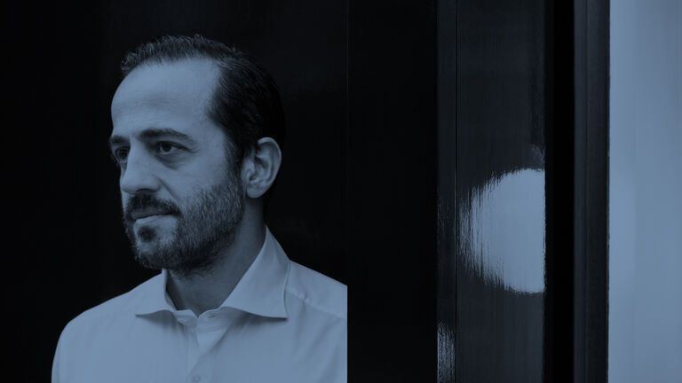 Né à Chypre et installé à Londres, Michael Anastassiades allie production industrielle et techniques artisanales. Sa philosophie de conception met en valeur les qualités intrinsèques des matériaux, créant des luminaires qui interagissent avec leur environnement plutôt que d'exister isolément.